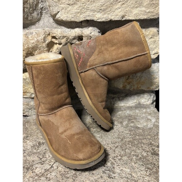 UGG AUSTRALIA Classic Short Chestnut Tan Suede Rustic Weave Ribbon Boots W’s 8 - Picture 1 of 7